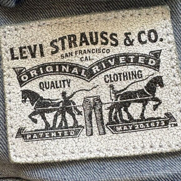 💥 Levi’s Star Studded Denim Trucker Vest 💥
✨All-American Classic sz Medium EUC - Picture 9 of 11